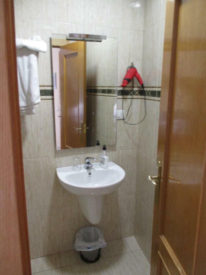 Hostal Becares ปาเลนเซีย ภายนอก รูปภาพ